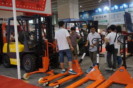 牛力展位現場_展品包括：內燃叉車，全電動搬運車，全電動升高車，手動搬運車，電子秤搬運車，腳輪等。