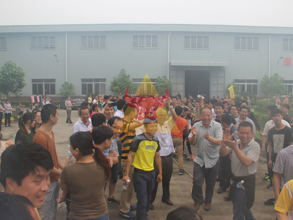 牛力機(jī)械舉辦五一勞動(dòng)節(jié)拔河比賽