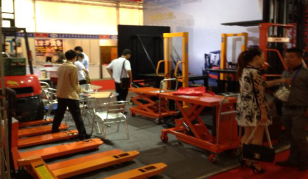 牛力參展產(chǎn)品:手動搬運車、內(nèi)燃叉車等